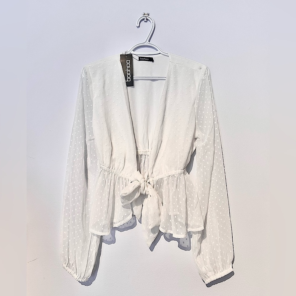 ⭐️2/$35  NWT boohoo chiffon tie front blouse (white)